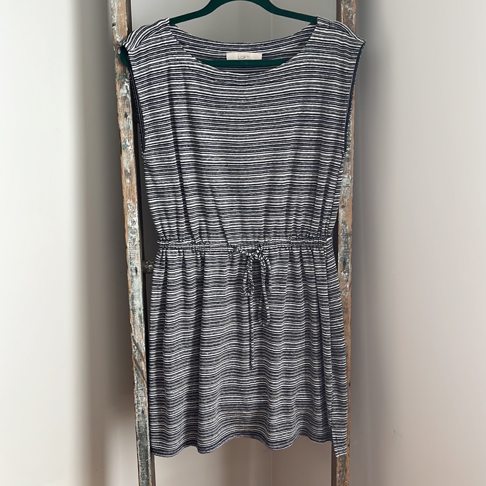 EUC LOFT Summer Striped Blue & Ivory Tie Waist Dress size Medium